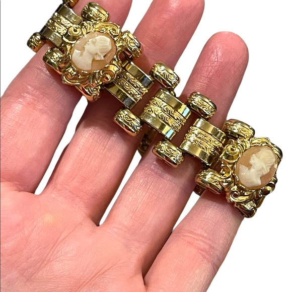 Vintage 1950s Gold shell Cameo Book chain link Fancy bracelet Stunning etching - Picture 11 of 13